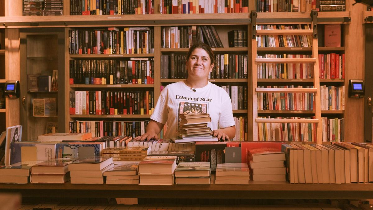 Portada reportaje Sabadell - EXPERTOS EN PROXIMIDAD | Hijos de Santiago Rodríguez, 175 años cuidando al lector: una familia visionaria para la librería más antigua de España