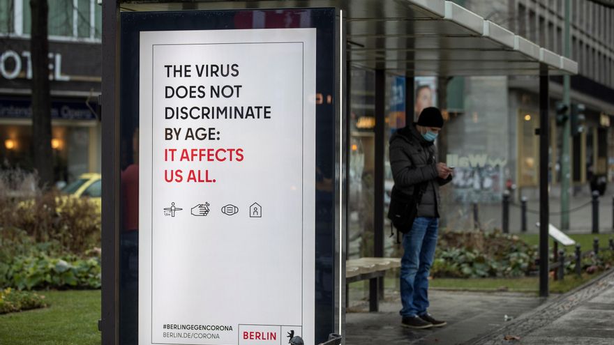 Un cartel advierte del riesgo de contagio de la covid 19 para cualquier edad, en una parada de autobús en Berlin. EFE/EPA/HAYOUNG JEON