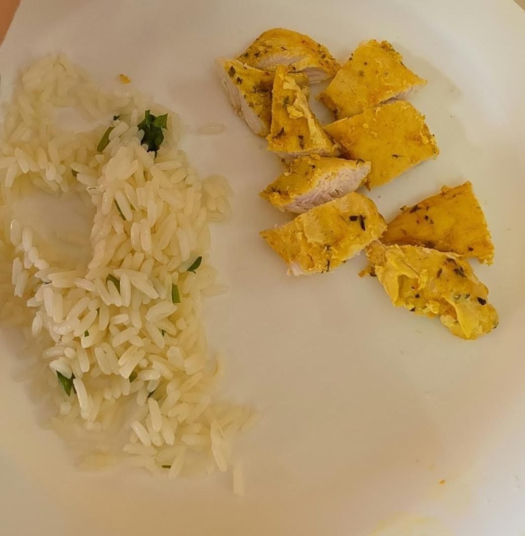 Un plato servido en el comedor escolar del CEIP Los Alcalá Galiano de Doña Mencía (Córdoba)