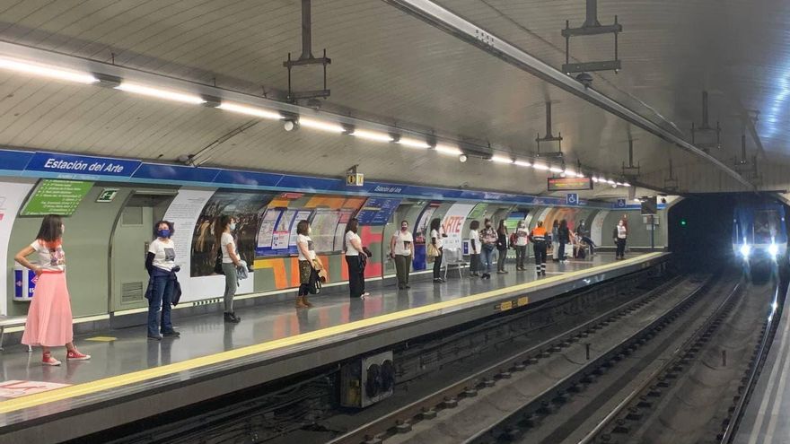 Performance de Yolanda Domínguez y la asociación Herstóricas en la Estación del Arte de Madrid