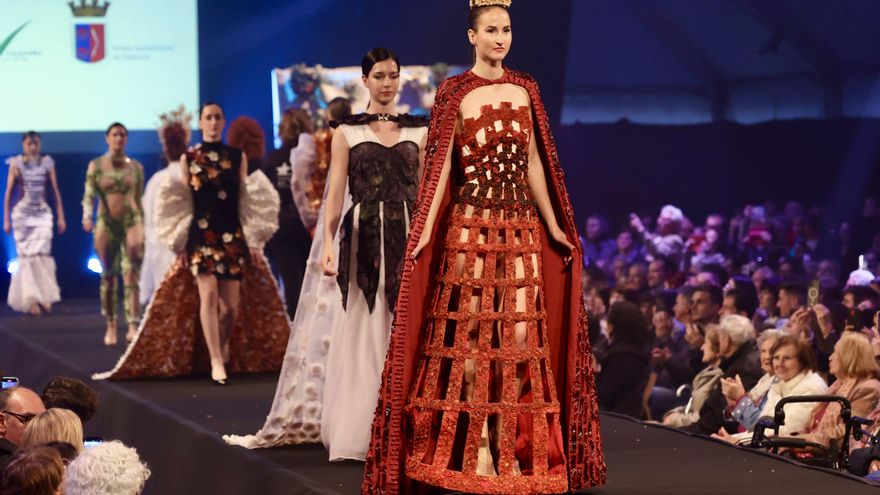 El diseño 'La Matrona' gana la Pasarela de la Verdura con un vestido de tomates deshidratados y una capa de pimientos y berenjena