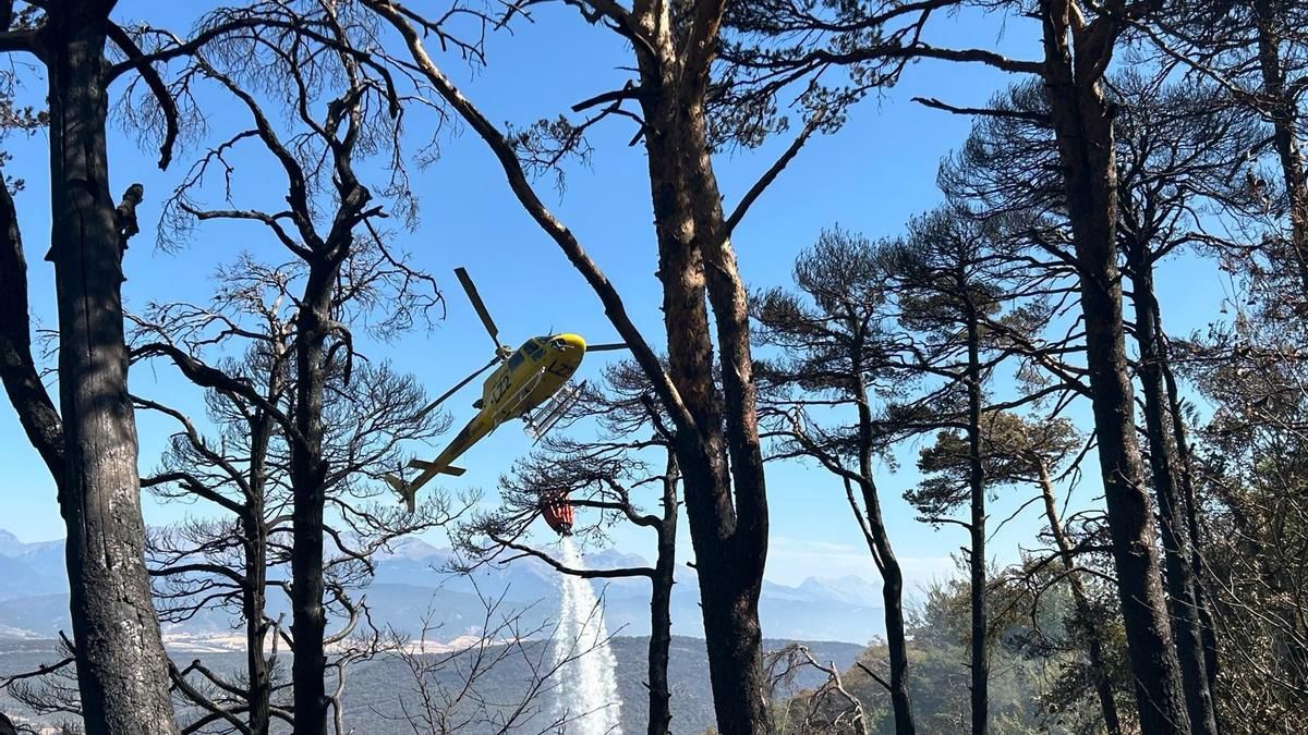 El incendio de Riglos evoluciona bien, pero afronta dos días complicados por el viento y el calor