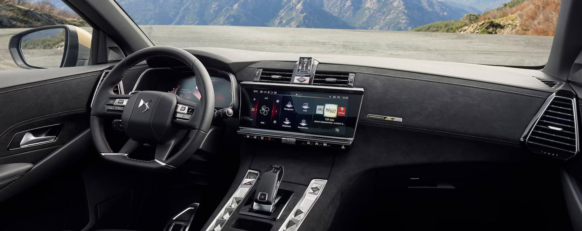 El interior tapizado en Alcantara es uno de los signos distintivos de la edición especial.