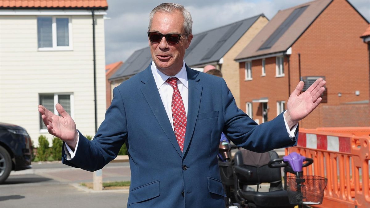 El líder de Reform, Nigel Farage, en un colegio electoral en Walton-On-The-Naze, Inglaterra, el 7 de mayo.