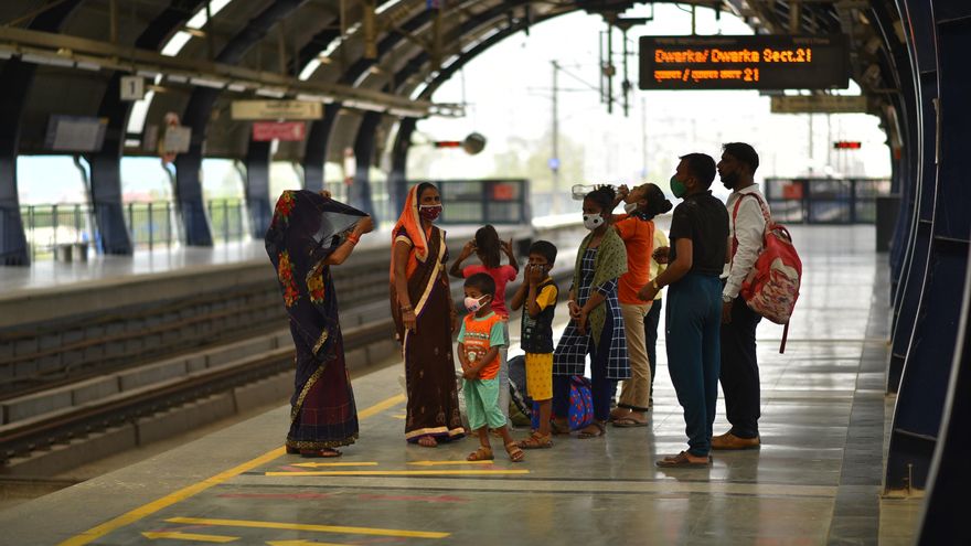 Una familia espera para coger un tren en Nueva Delhi. EFE/EPA/IDREES MOHAMMED