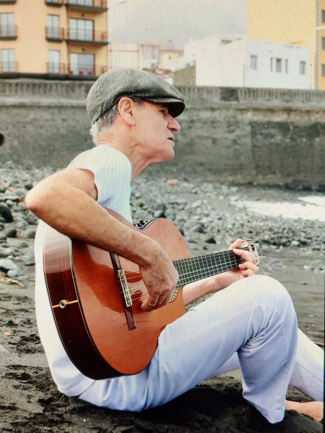 Luis Morera con su guitarra.