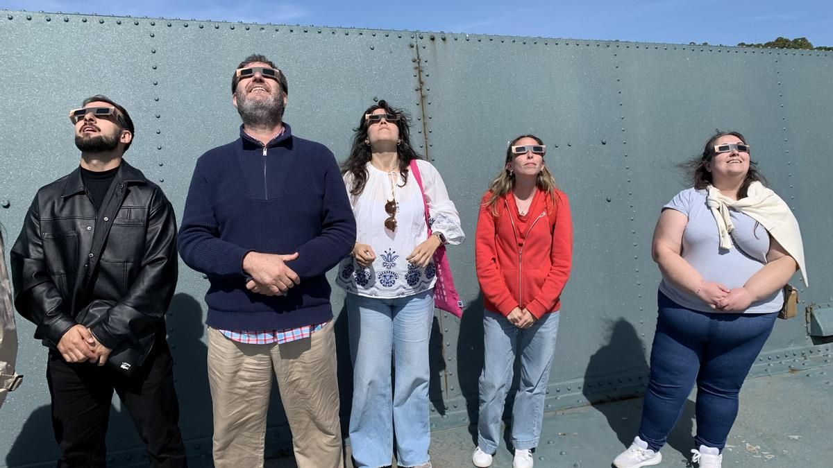 Varias personas observan el sol con unas gafas especiales en el Monto de San Pedro, en A Coruña, en una imagen reciente. EFE/Paula Fernández