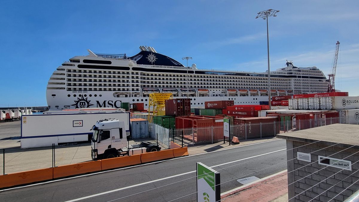 El imponente  de buque de crucero ‘MSC Musica’,  este sábado, en el puerto de Santa Cruz de La Palma.