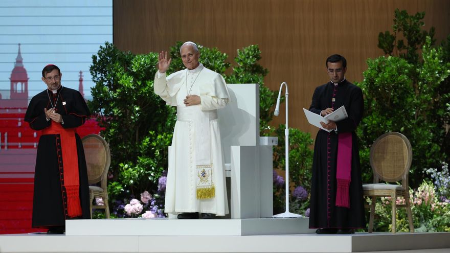 El papa León XIV, acompañado por el arzobispo de Madrid, el cardenal José Cobo, preside el encuentro 'Tejer redes con el mundo de la cultura, la educación, la empresa y el deporte’, este domingo en el Movistar Arena de Madrid.
