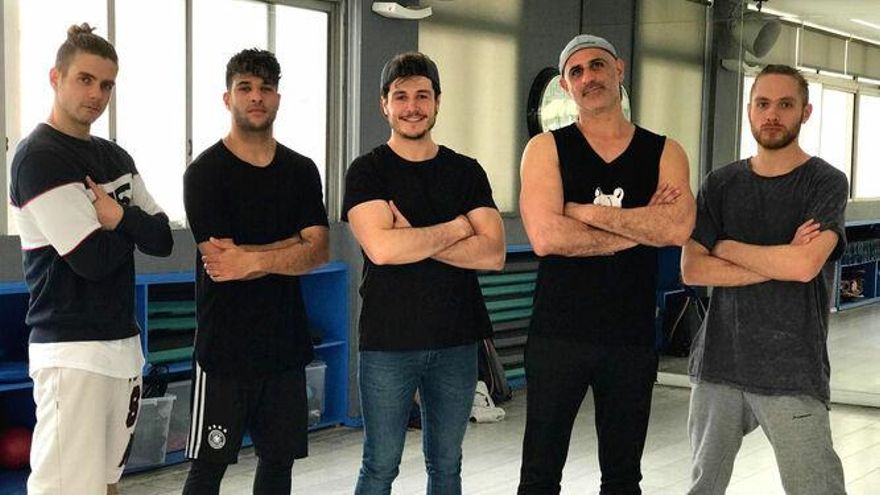 Los bailarines que acompañan a Miki en su postal de Eurovisión