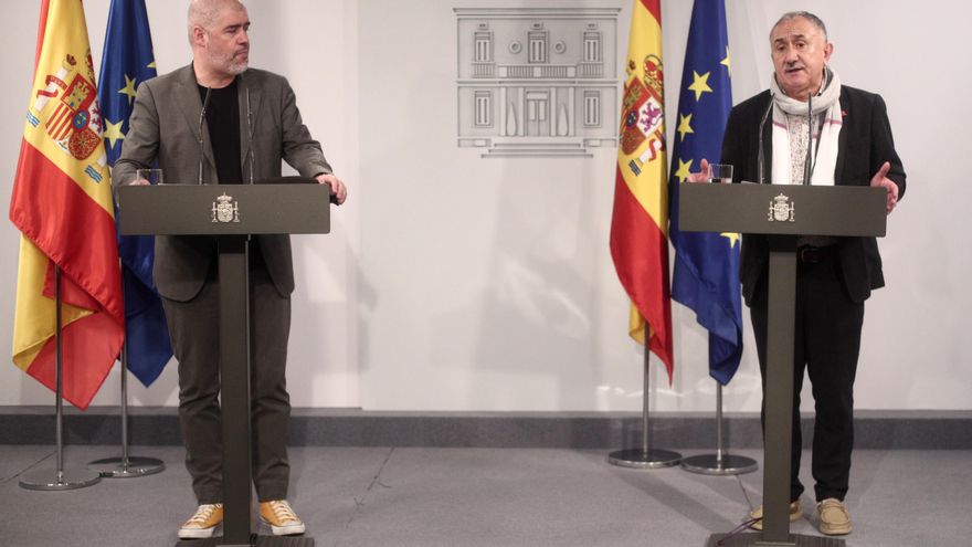 El secretario general de CC.OO., Unai Sordo, y el secretario general de UGT, Pepe Álvarez, comparecen en rueda de prensa tras la constitución con el Gobierno de la Mesa de Diálogo Social para la Recuperación, la Transformación y la Resiliencia, en Moncloa