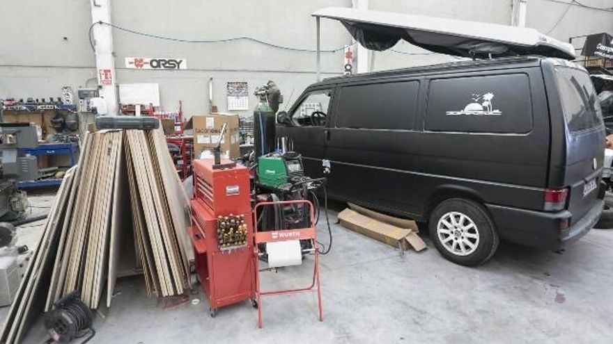 El taller Camperiza-T de Tino Rodríguez y una furgoneta 'camperizada'. Foto: Campillo / ICAL.