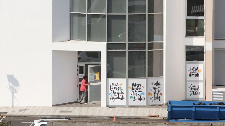 Las trabajadoras sociales, en primera línea de la crisis volcánica en puntos de atención 'construidos' en dos días