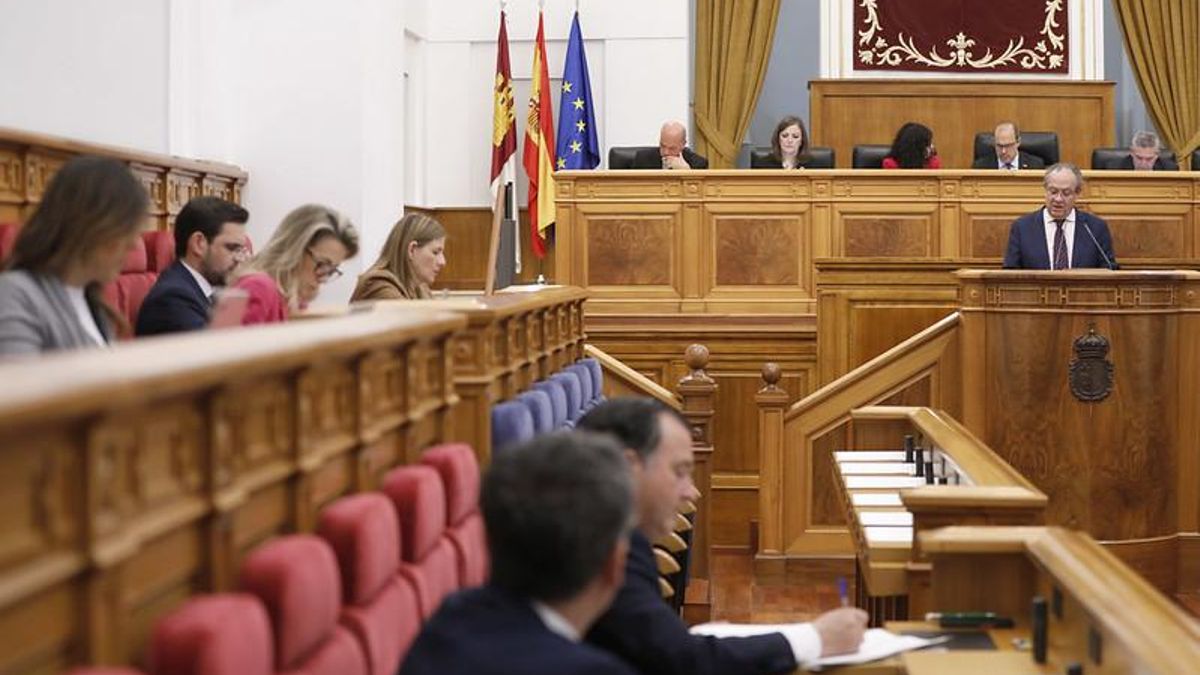 Juan Alfonso Ruiz Molina se dirige a PP y Vox en las Cortes de Castilla-La Mancha, durante un debate parlamentario el 5 de marzo de 2026