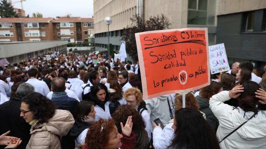 Concentración organizada por el sindicato Amyts, frente a Gerencia de Atención Primaria para reclamar un servicio de calidad.