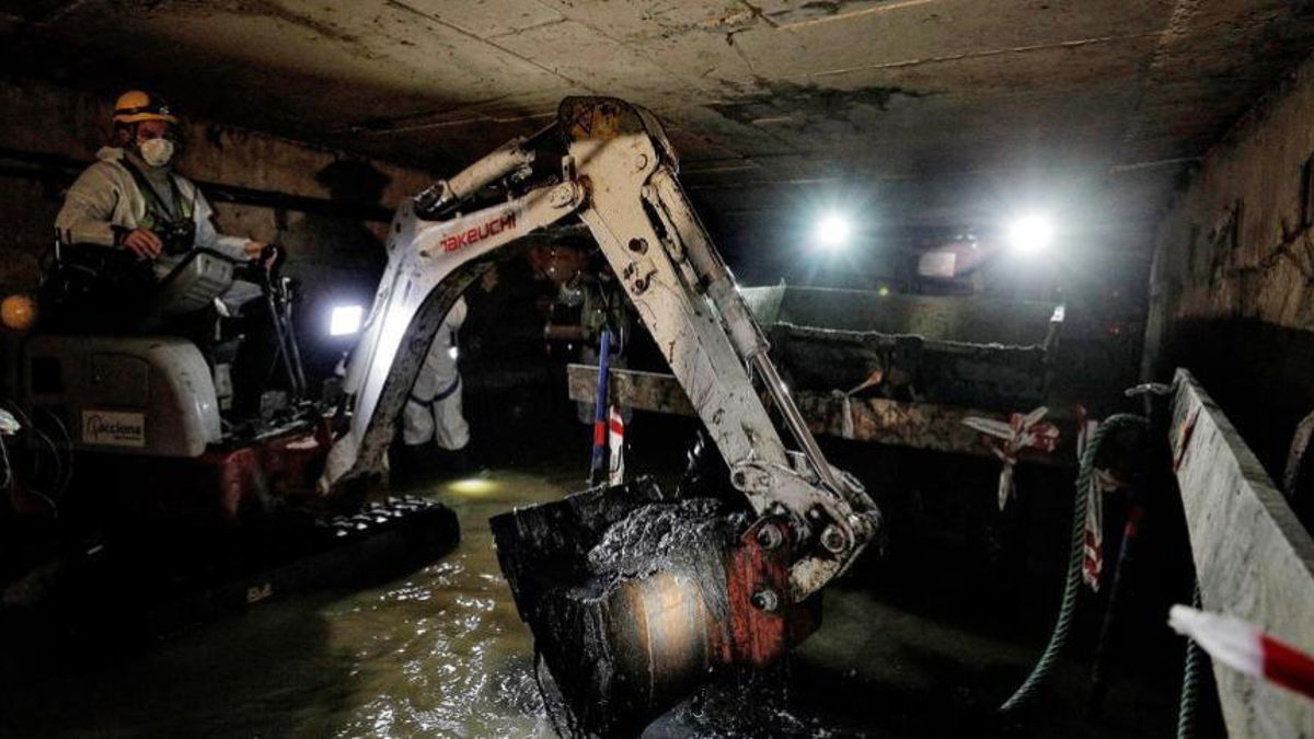 Un operario limpia el colector norte del que se han extraído 5.000 toneladas de residuos en València, en una imagen de 2019.