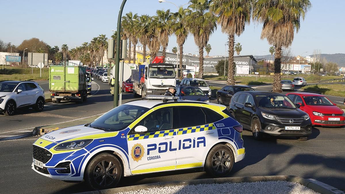 Un coche de Policía Local en la glorieta de Louvière