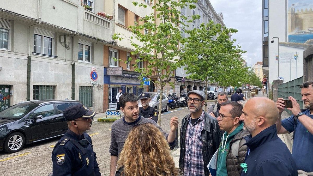 Los sindicatos de la Junta de Personal Docente conversan con la Policía Nacional frente a la sede del Gobierno de Cantabria.
