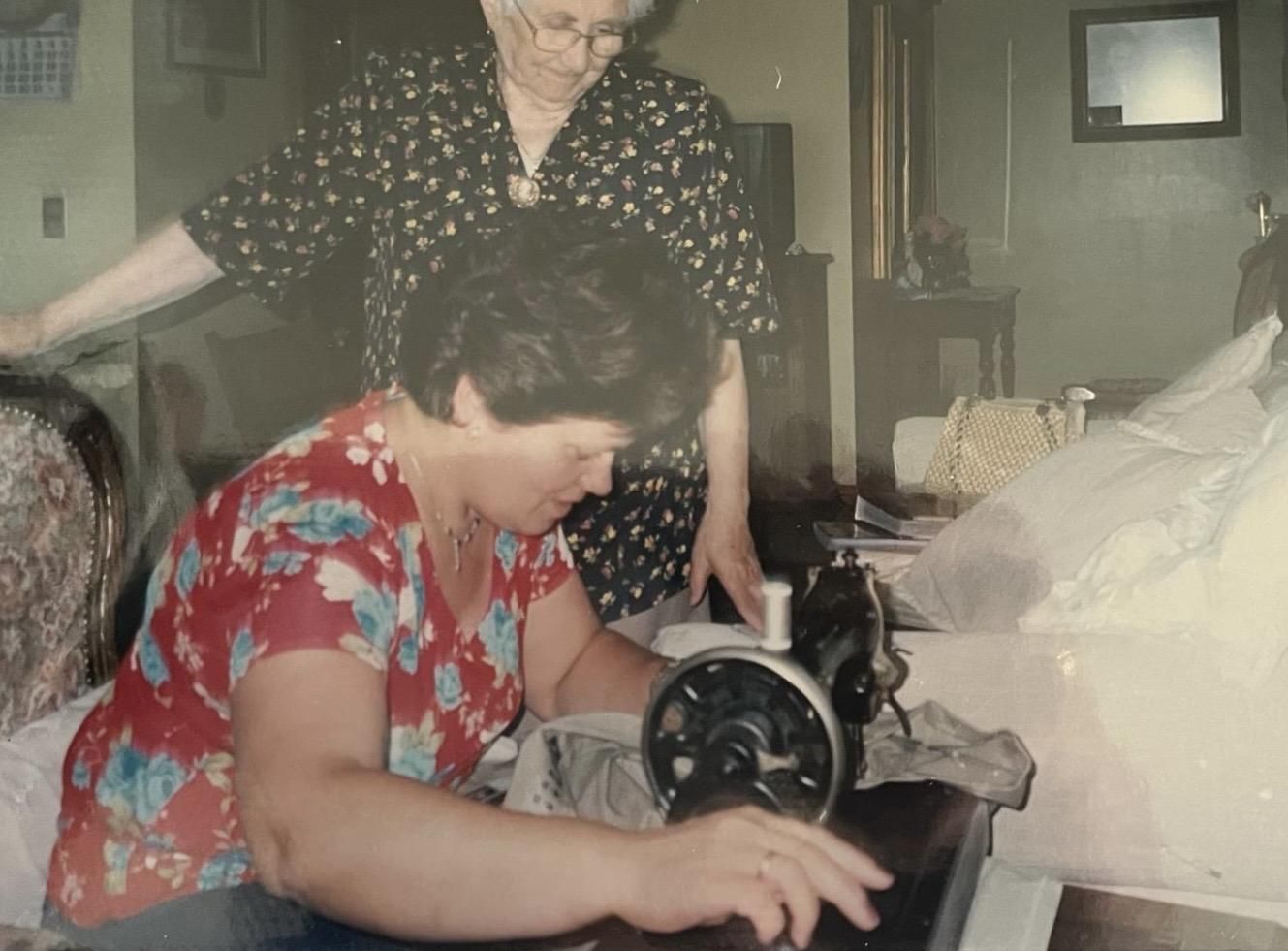Araceli enseñando a coser con su máquina a Charo en Chile, en 2003.