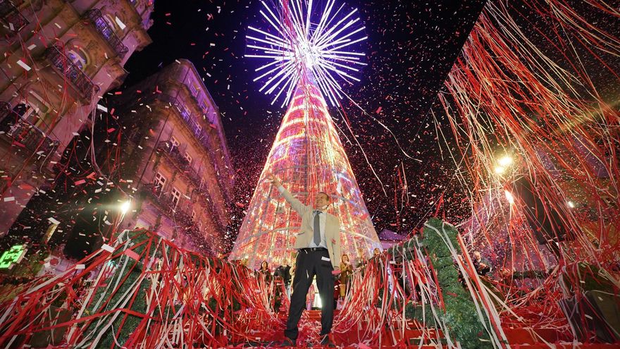 Abel Caballero inicia “el montaje de la Navidad”, 11,5 millones de luces LED, en un Vigo a 31 grados de temperatura
