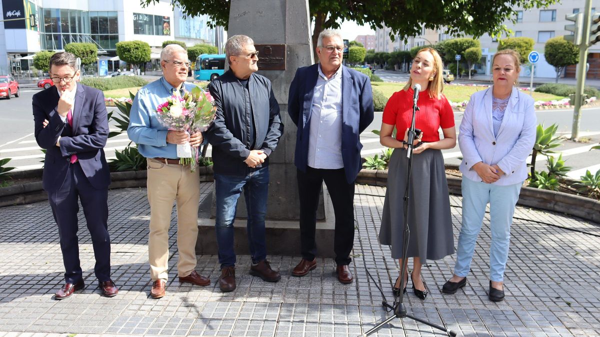 Guacimara Medina se dirige al público en la ofrenda floral celebrada ante el busto de Felo Monzón.