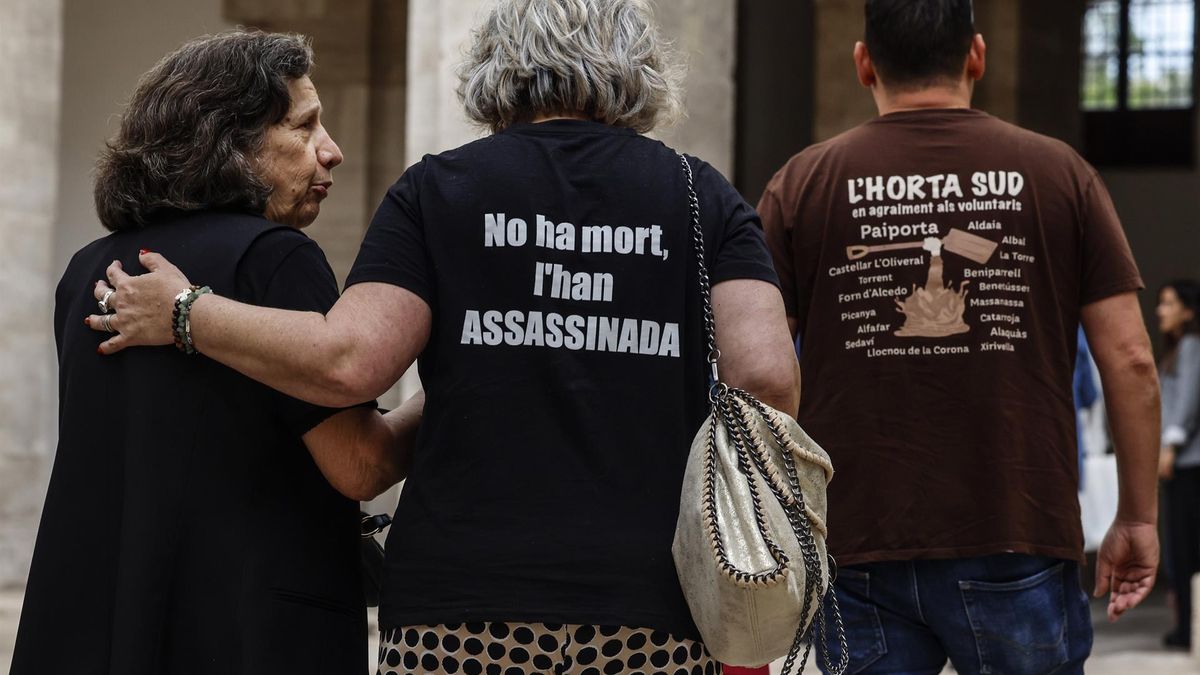 Familiares de las víctimas de la DANA, tras la reunión con Pedro Sánchez. Rober Solsona - Europa Press