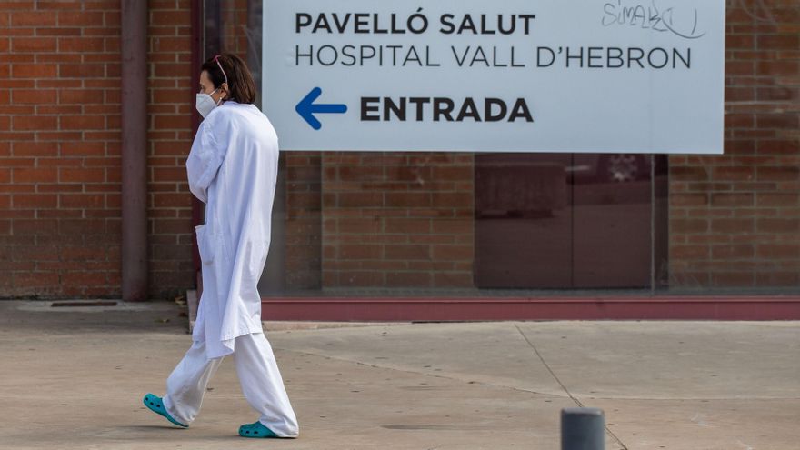 Una sanitaria en la entrada del hospital Vall d'Hebron de Barcelona. EFE/Enric Fontcuberta/Archivo