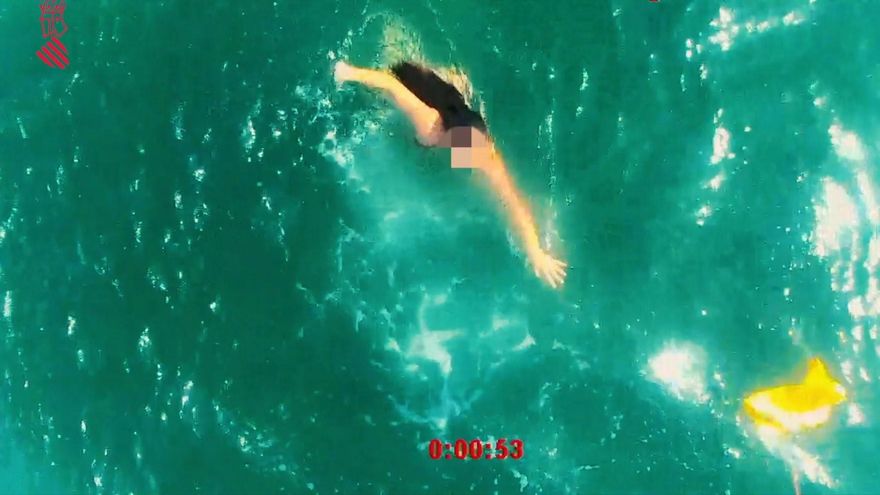 Un dron ayuda a rescatar a una joven bañista en Santa Pola