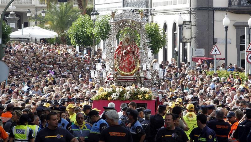 Llegada de la Virgen del Pino a la catedral de Las Palmas tras recorrer 25 kilómetros desde Teror, en su bajada 51 y acompañada por unos 200.000 peregrinos. EFE/Elvira Urquijo A.