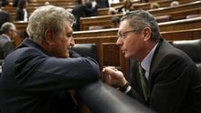 El presidente de la Cámara Baja, Jesús Posada, conversa con el ministro de Justicia, Alberto Ruiz Gallardón. / Efe