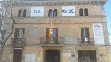 Pancarta del Ayuntamiento de Folgueroles (Barcelona)