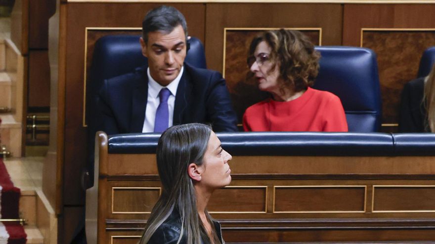 Míriam Nogueras pasa ante Pedro Sánchez y María Jesús Montero durante el pleno que celebra este miércoles el Congreso.