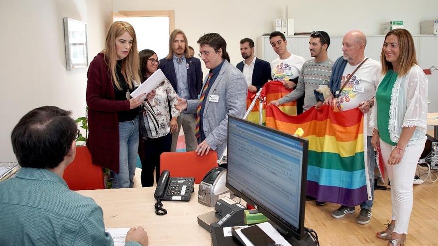 Registro de la Proposición de Ley de Igualdad Social de la Diversidad Sexual y de Género en las Cortes autonómicas. / Miriam Chacón / ICAL