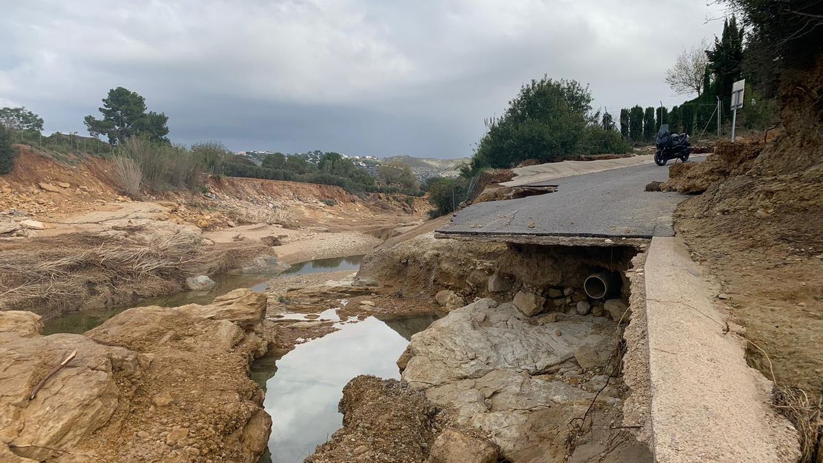 Carretera tallada per la DANA en el barri dels disseminats en Torrent