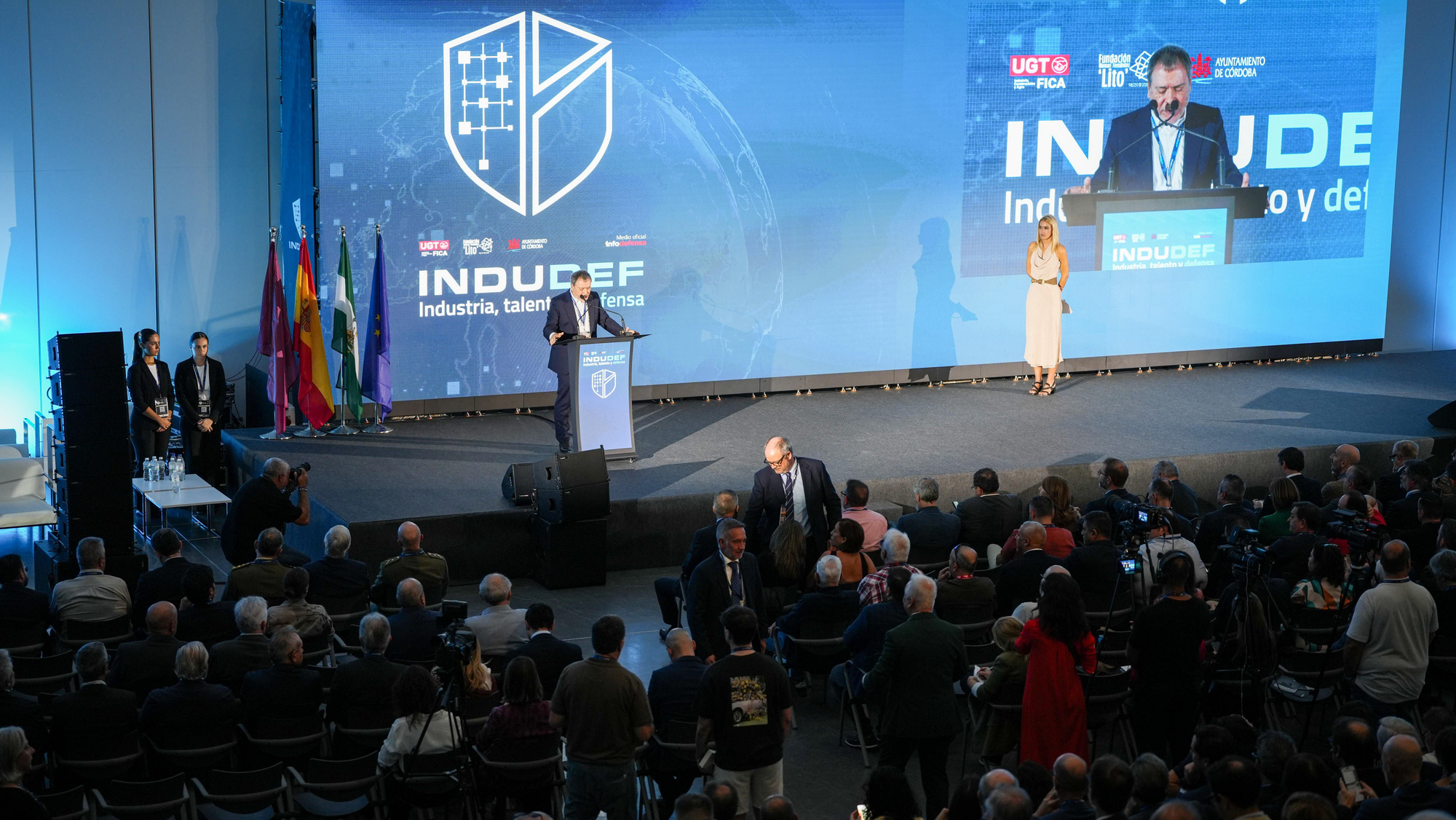 El ministro de Industria y Turismo, Jordi Hereu, y el alcalde de Córdoba, José María Bellido, durante la apertura del Foro Internacional de Defensa Indudef