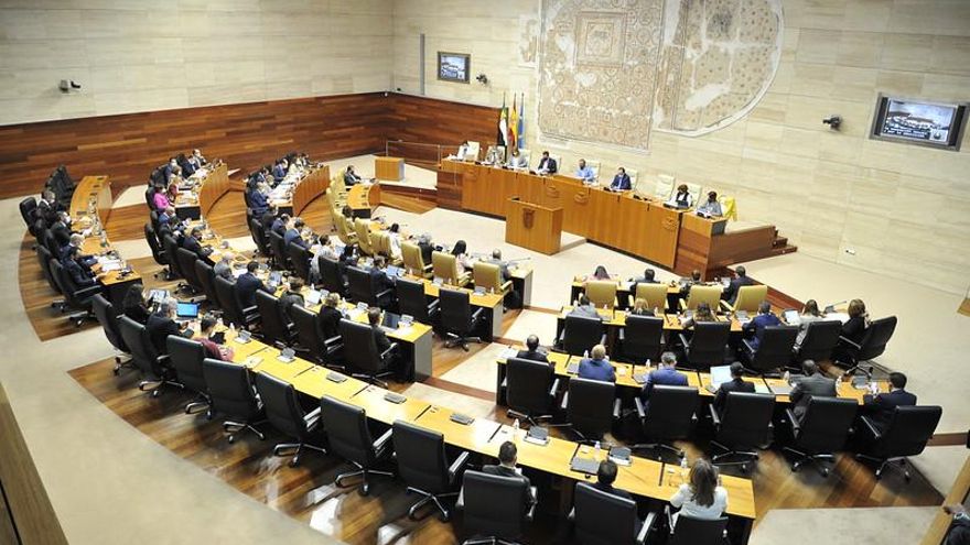 La sentencia de Valdecañas y la sequía, entre los debates del Parlamento regional este jueves