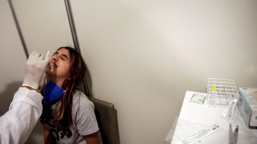 Una joven se realiza un examen PCR para covid-19, en Río de Janero (Brasil). EFE/Antonio Lacerda/Archivo