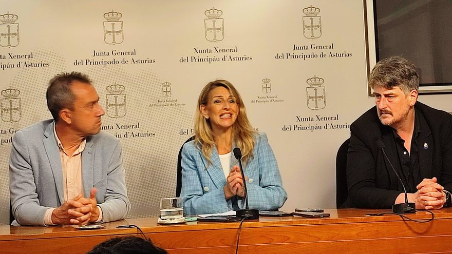 La vicepresidenta segunda del Gobierno y ministra de Trabajo, Yolanda Díaz, junto al diputado de IU-Convocatoria por Asturies, Xabel Vegas, y el consejero de Ordenación de Territorio asturiano, Ovidio Zapico.