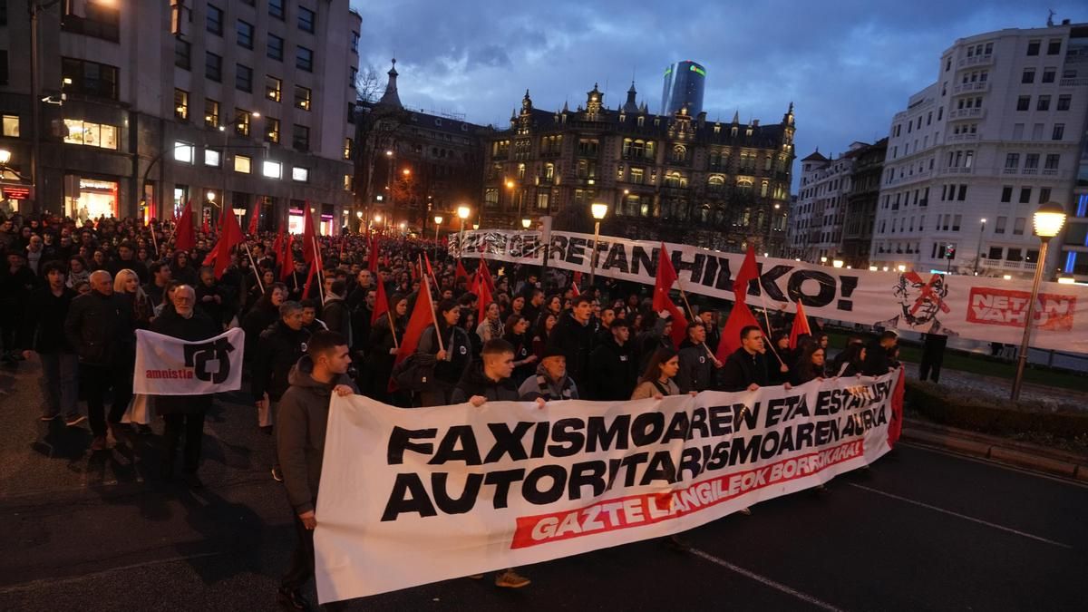 Miles de jóvenes secundan en Bilbao y Pamplona el llamamiento de GKS a "crear un muro de contención contra el fascismo"