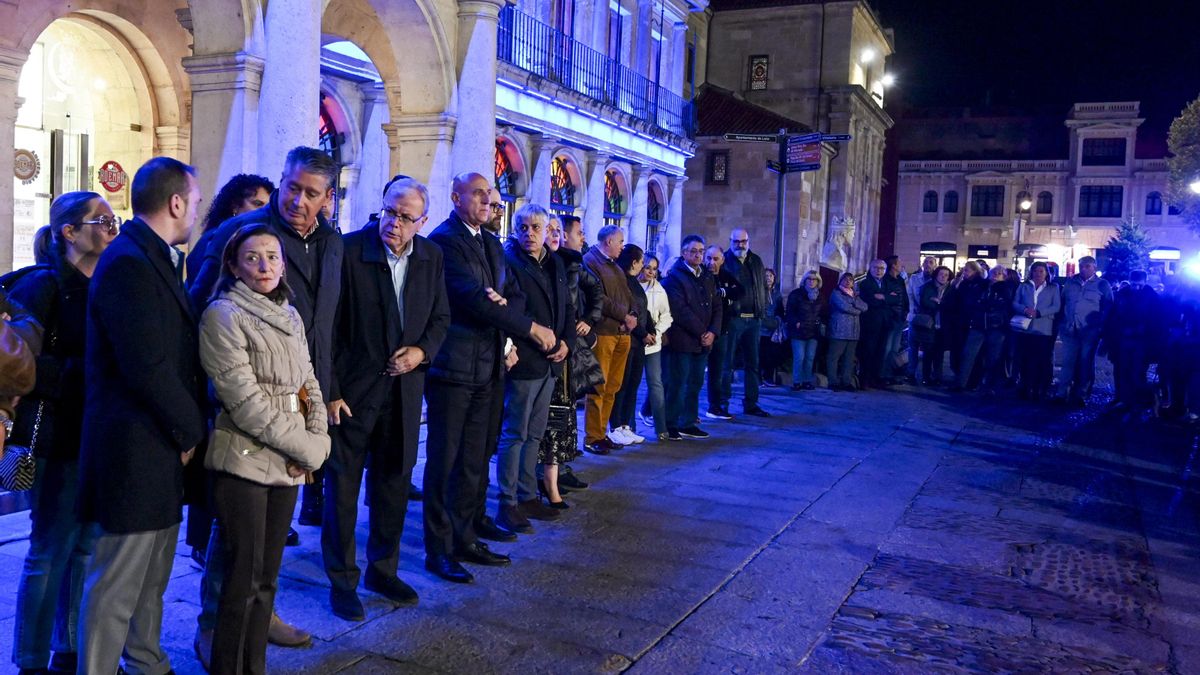 Minuto de silencio en memoria de las víctimas del trágico accidente ferroviario ocurrido esta mañana en la localidad de Urda, provincia de Toledo, este miércoles frente al ayuntamiento de León.