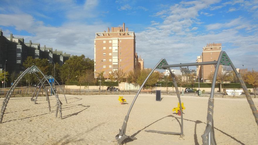 Zona de juegos sin terminar en el parque nonato de Manolito Gafotas en Carabanchel, Madrid.
