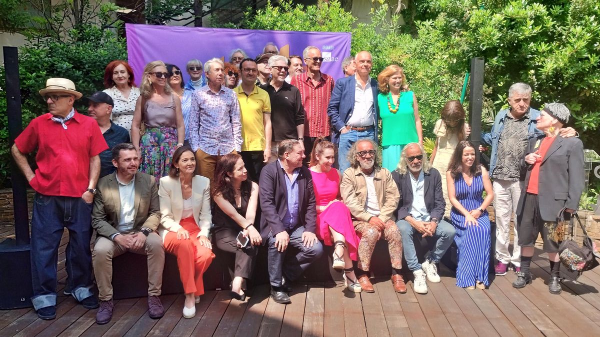 Algunos de los asistentes a la inauguración de la exposición sobre La Movida