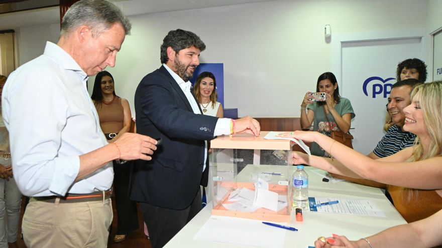 El presidente del PP de la Región de Murcia, Fernando López Miras, ejerce su derecho a voto en la sede del PP de Lorca en el marco de las elecciones internas a presidente nacional del partido con motivo del Congreso Nacional de la organización.