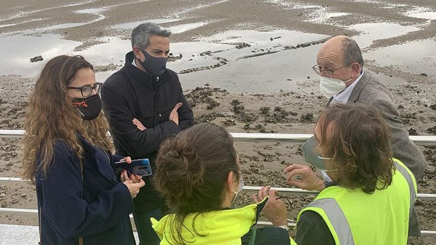 El vicepresidente regional, Pablo Zuloaga,  junto a la directora general de Patrimonio, Zoraida Hijosa, y el alcalde de San Vicente, Dionisio Luguera, en la zona donde se ha producido el hallazgo del pecio