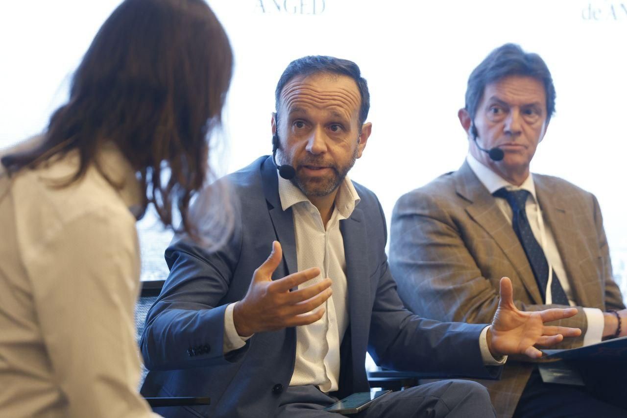 El director de la APB, Toni Ginard (c), y el secretario general de la Asociación Española de Grandes Empresas de Distribución (ANGED), Marcos Casado (d), durante la mesa 'El servicio de mercancías: precisión logística en la cadena de suministro'