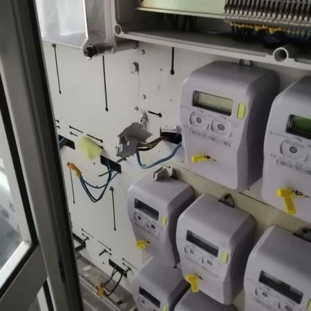 Cuadro de contadores del portal en donde se aprecia cómo el correspondiente a la vivienda de los denunciantes ha sido arrancado.