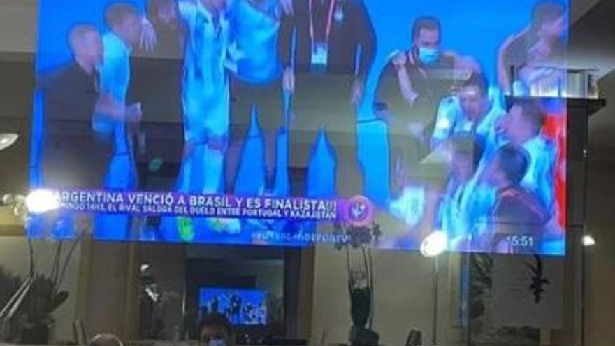 Lionel Messi, como un hincha más, siguió desde Francia el triunfo histórico del seleccionado de futsal ante Brasil