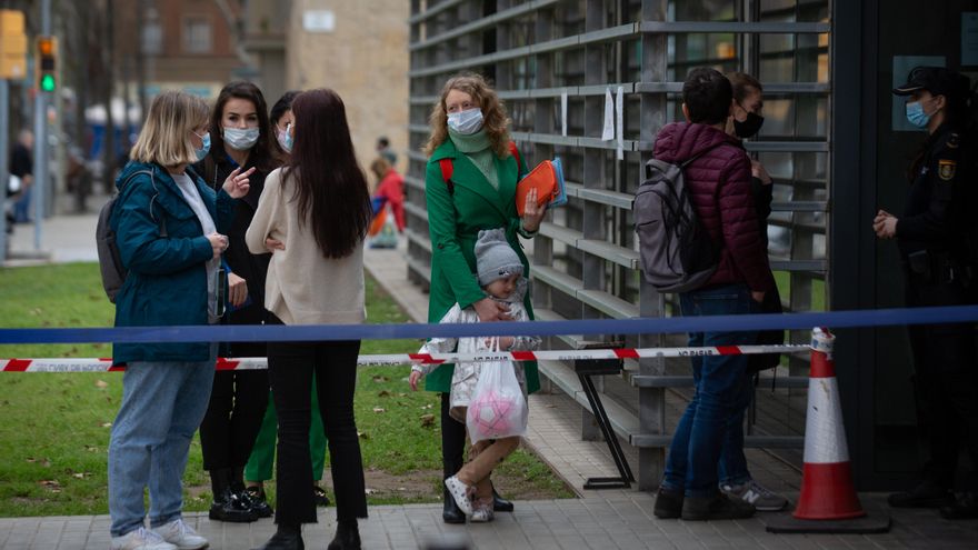 Un grupo de refugiados ucranianos esperan para iniciar los trámites necesarios tras su llegada a España.- Archivo