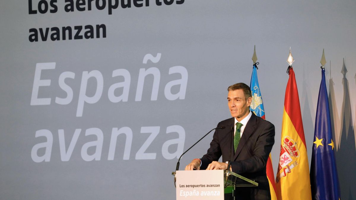El presidente del Gobierno, Pedro Sánchez, interviene durante la presentación de la propuesta de inversiones de Aena para los aeropuertos españoles entre 2027 y 2031, celebrada en el aeropuerto de Alicante-Elche Miguel Hernández