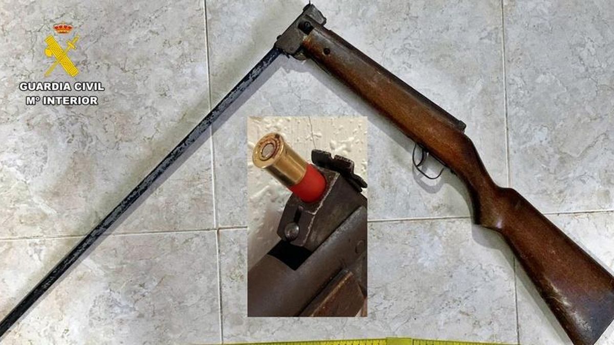 La carabina de aire comprimido modificada para poder disparar cartuchos de caza